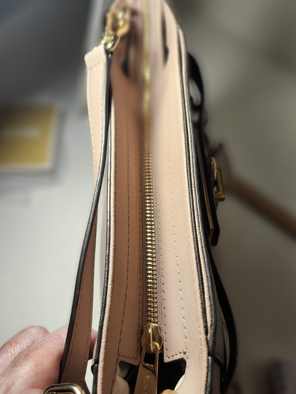 Michael Kors Women's Leather Crossbody Bag in Taupe/ Pastel Pink Hamilton - Picture 12 of 16